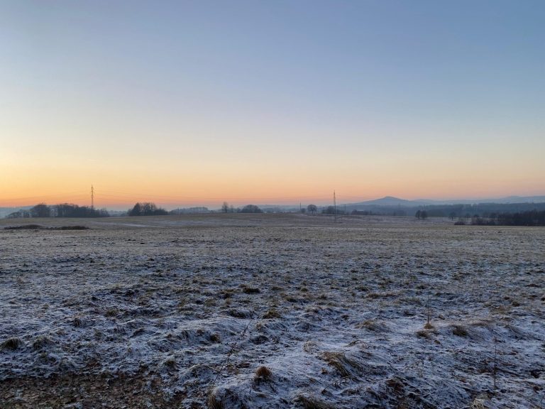 Svítání nad zimní krajinou — Myslivecký spolek Jiskra Rumburk